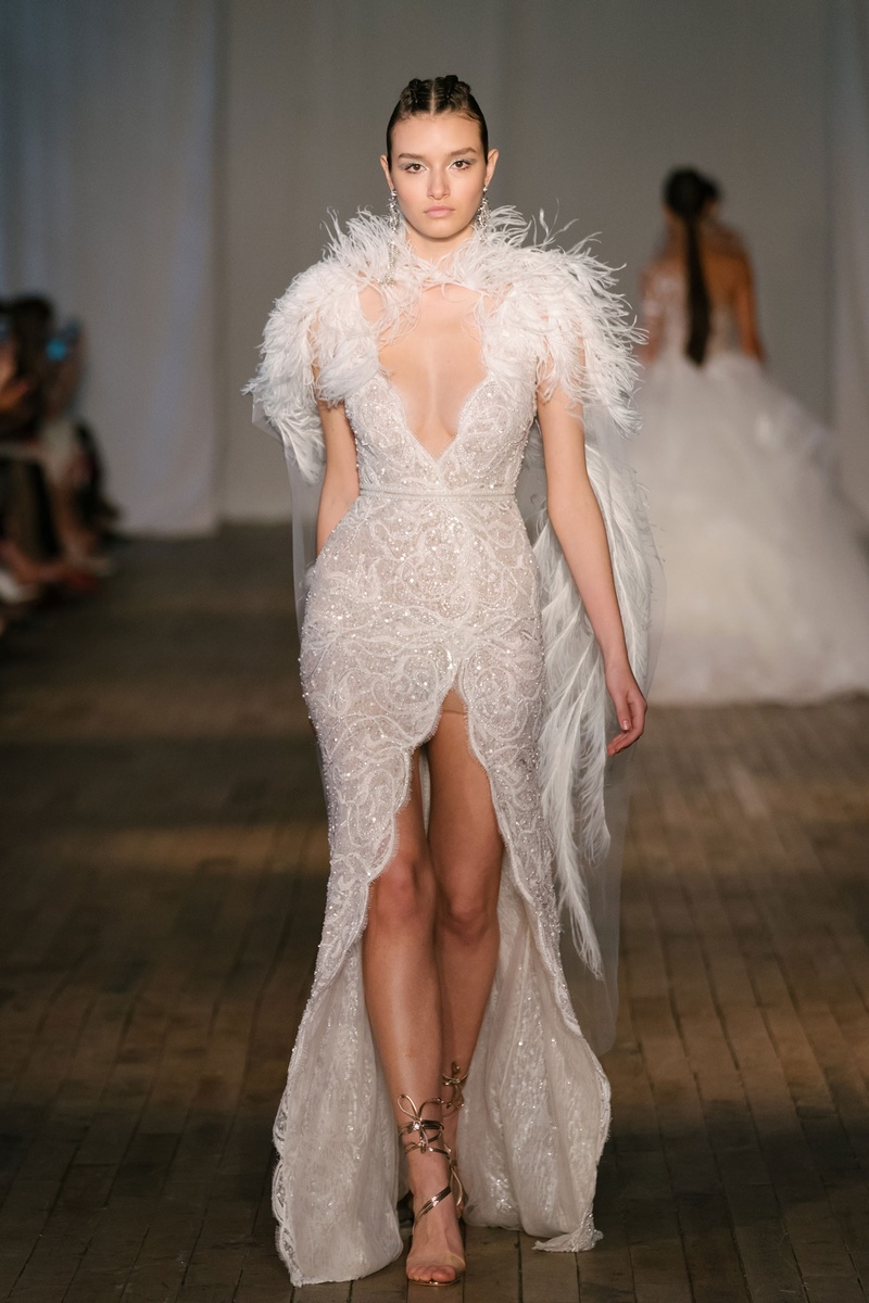 Vestidos de novia con plumas 2019