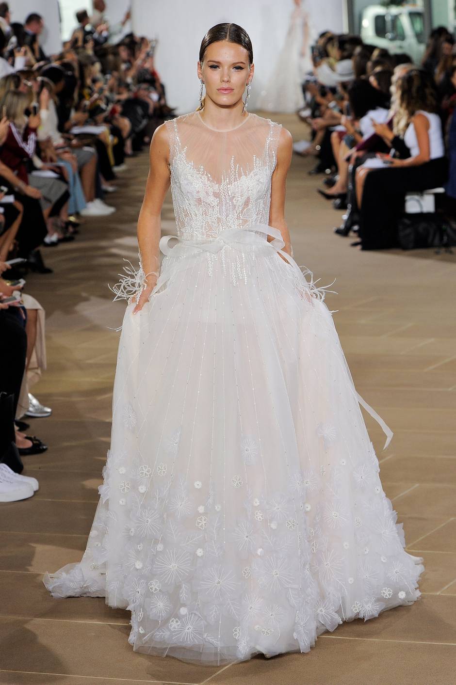 Vestidos de novia con plumas 2019