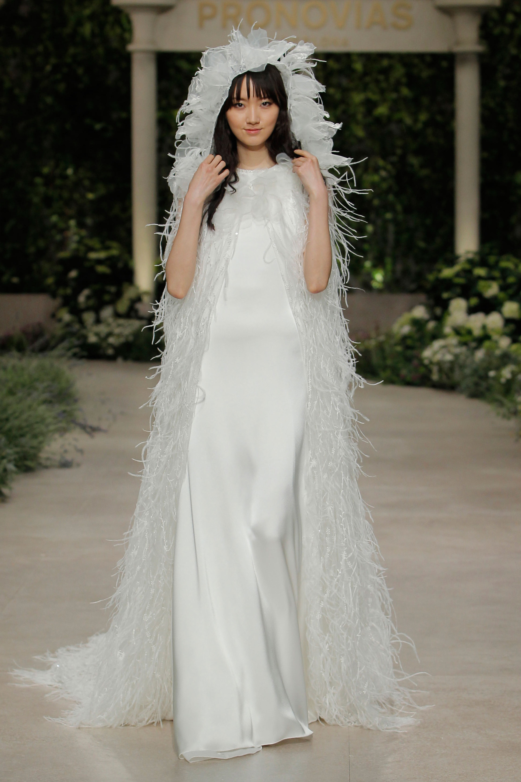 Vestidos de novia con plumas 2019