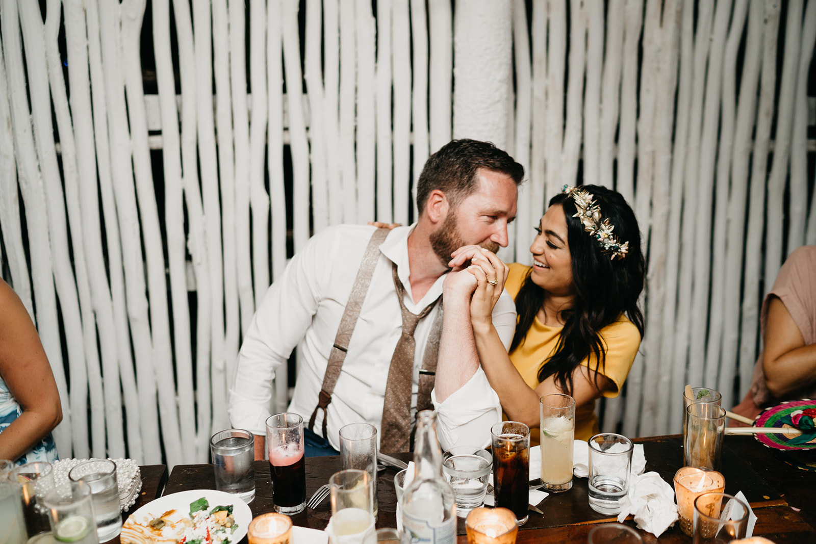 Boda alternativa en Tulum vestido de novia amarillo