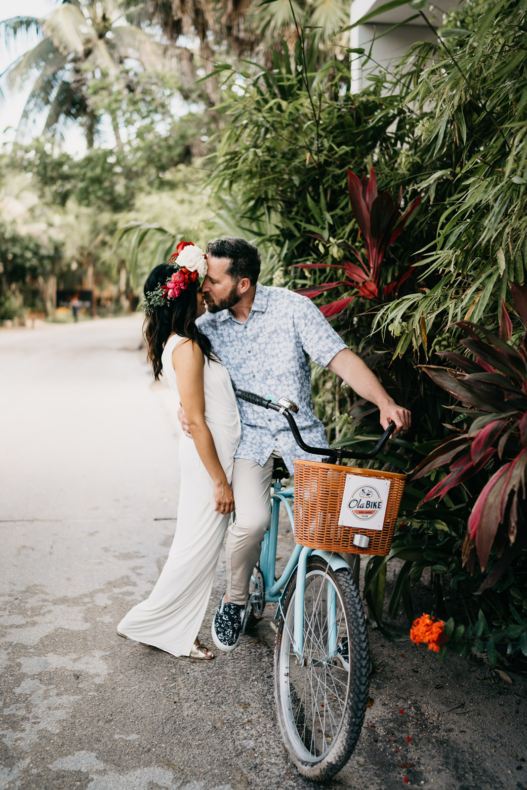 Boda alternativa en Tulum vestido de novia amarillo