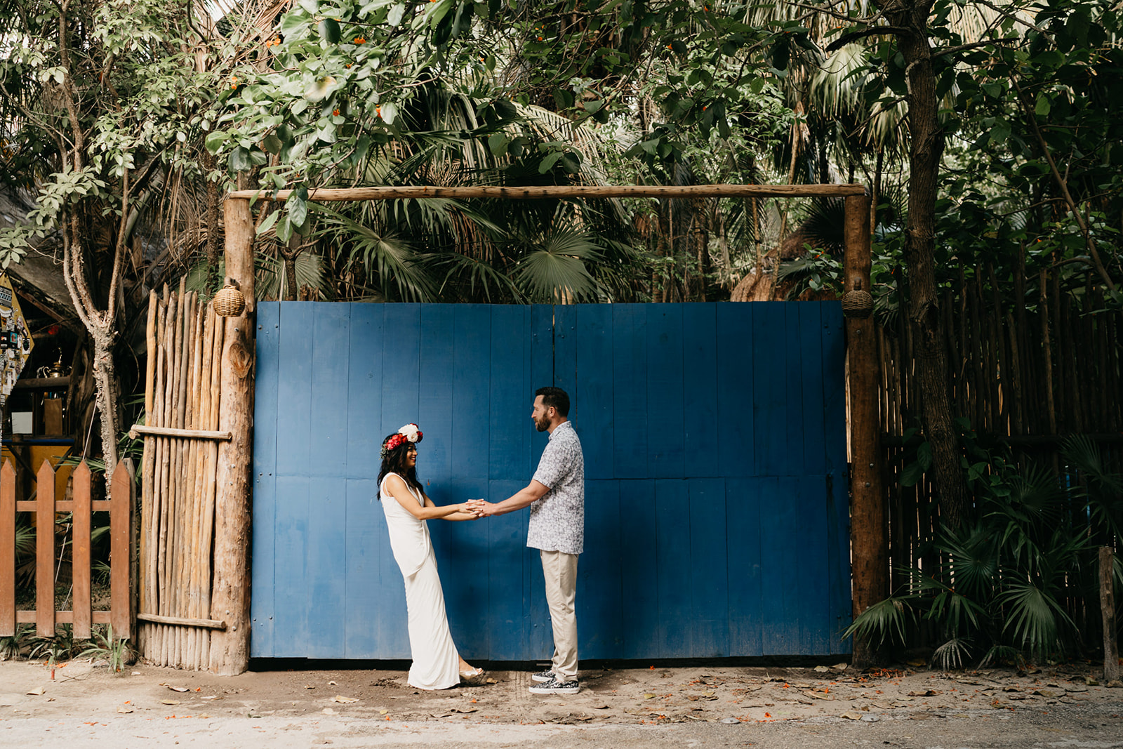 Boda alternativa en Tulum vestido de novia amarillo