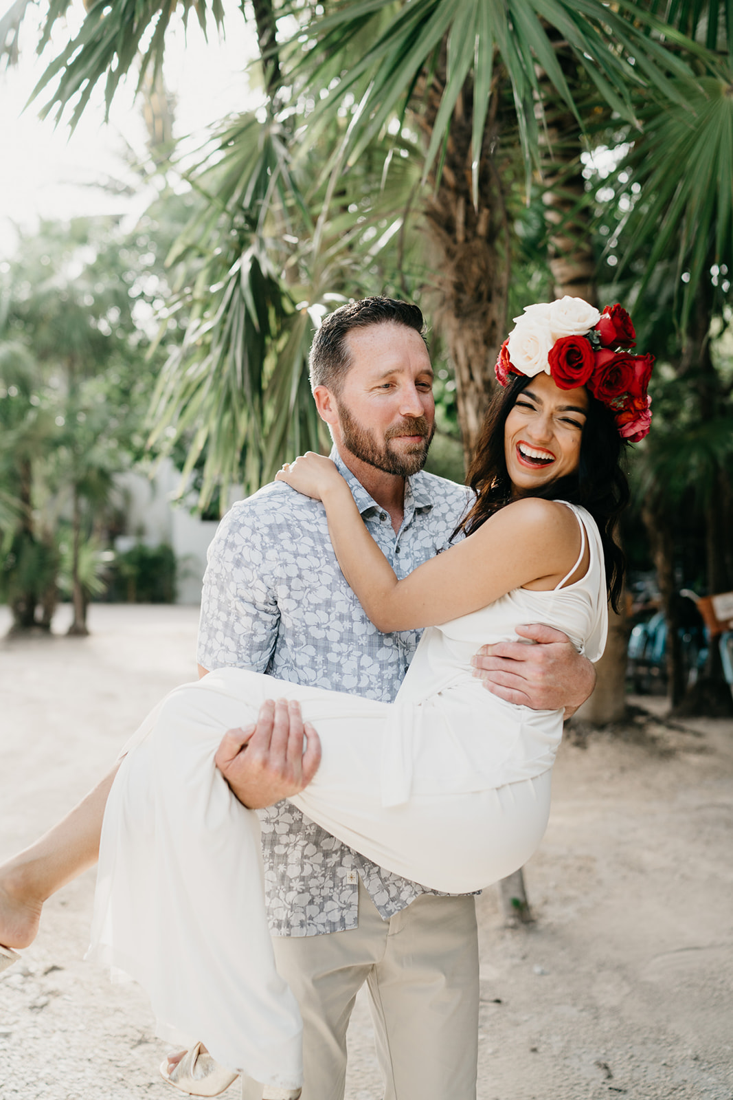 Boda alternativa en Tulum vestido de novia amarillo