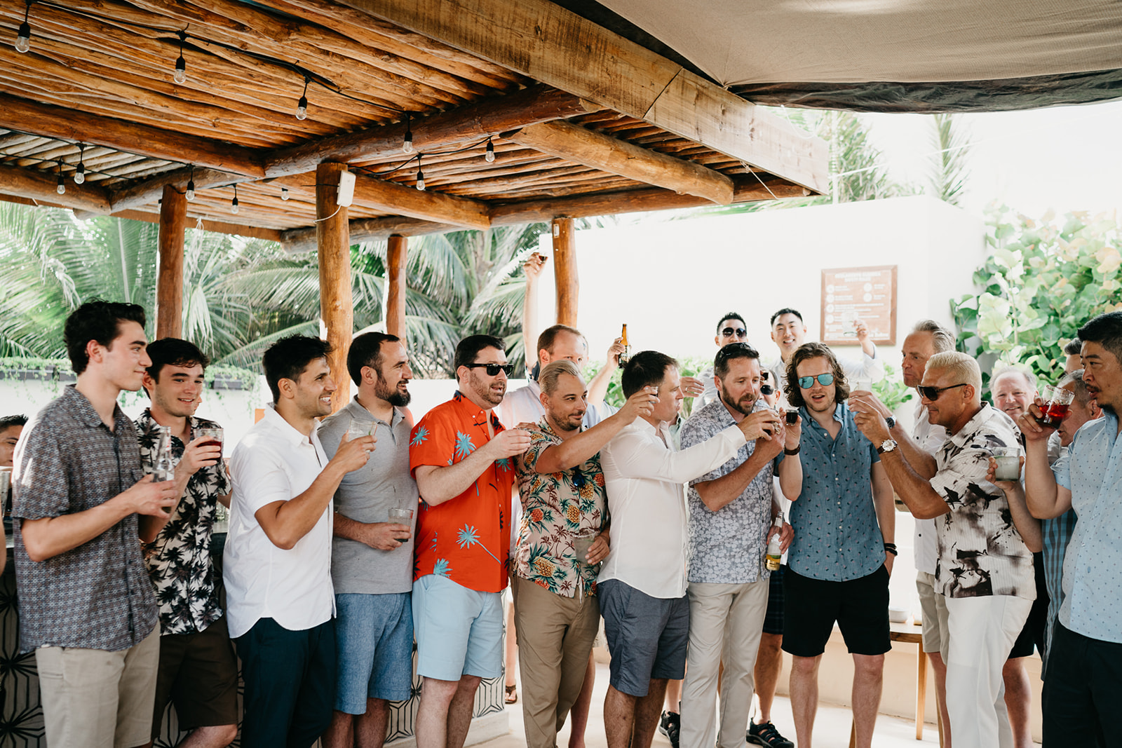 Boda alternativa en Tulum vestido de novia amarillo