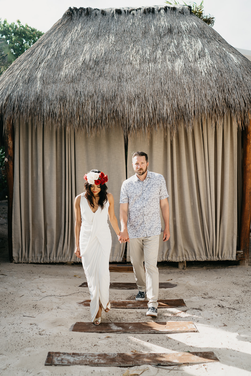 Boda alternativa en Tulum vestido de novia amarillo