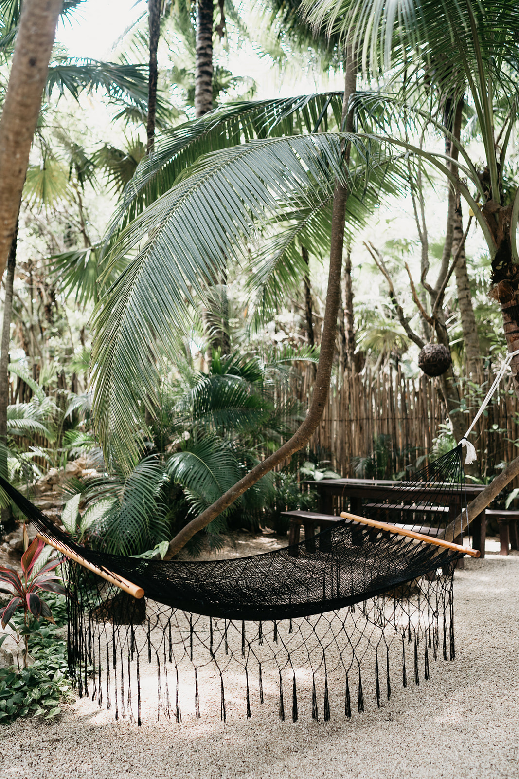 Boda alternativa en Tulum vestido de novia amarillo