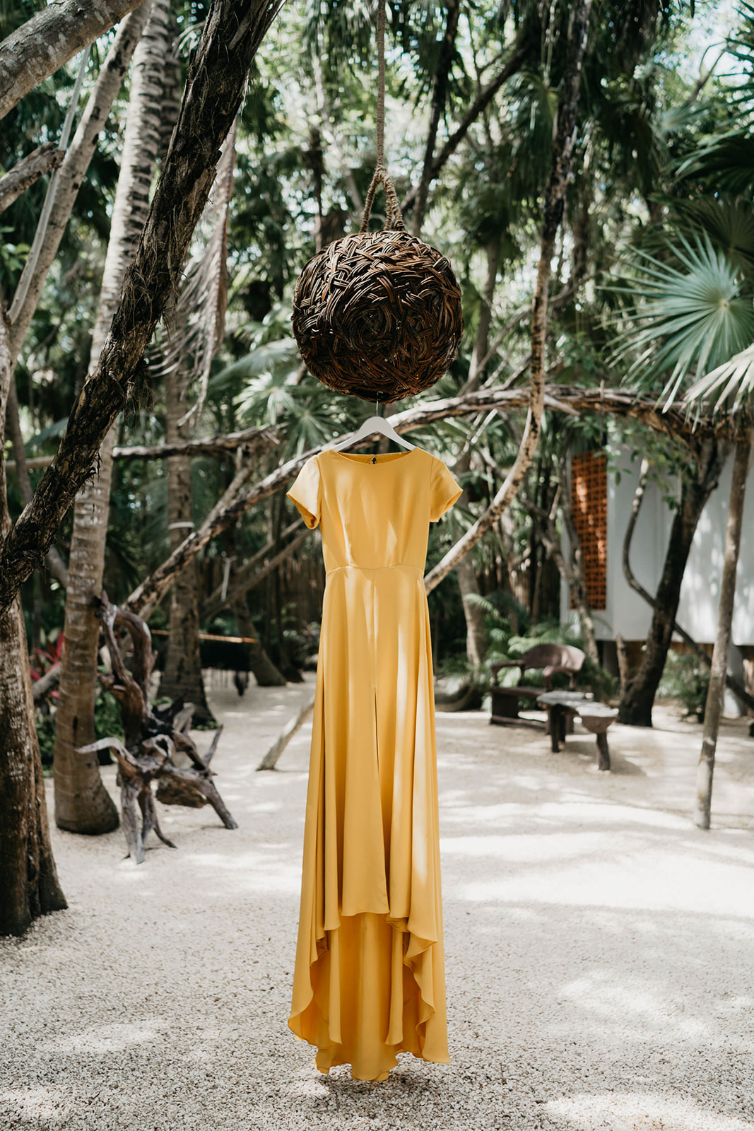 Boda alternativa en Tulum vestido de novia amarillo