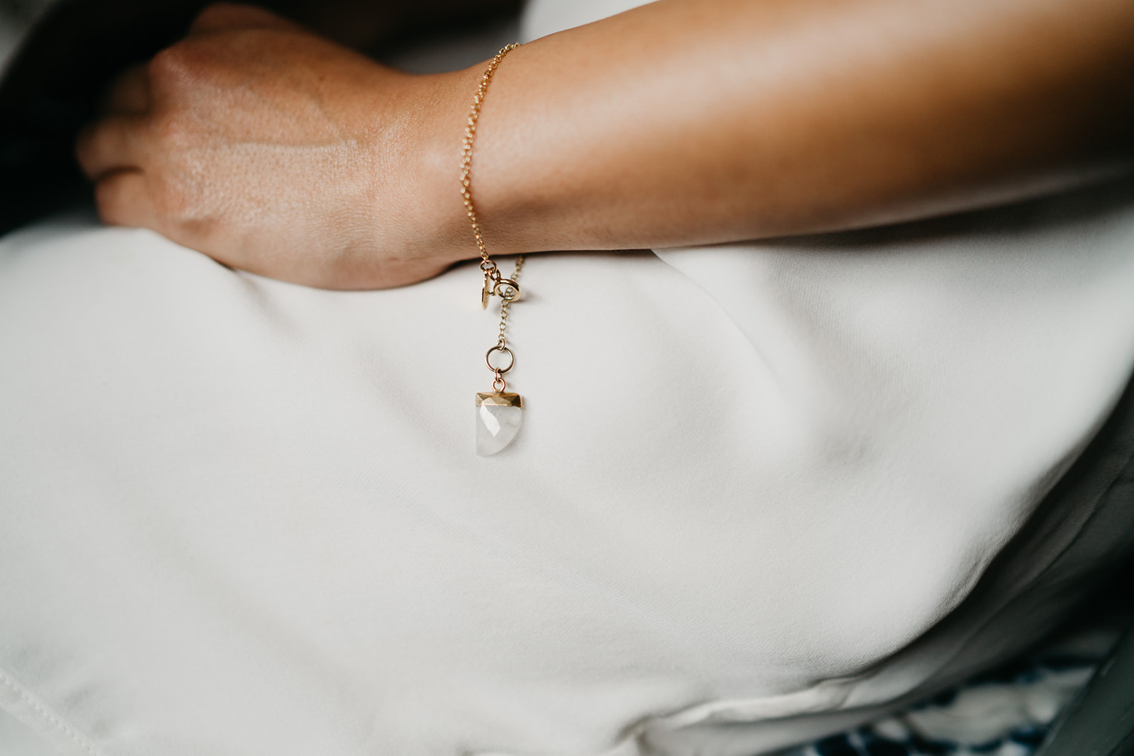 Boda alternativa en Tulum vestido de novia amarillo