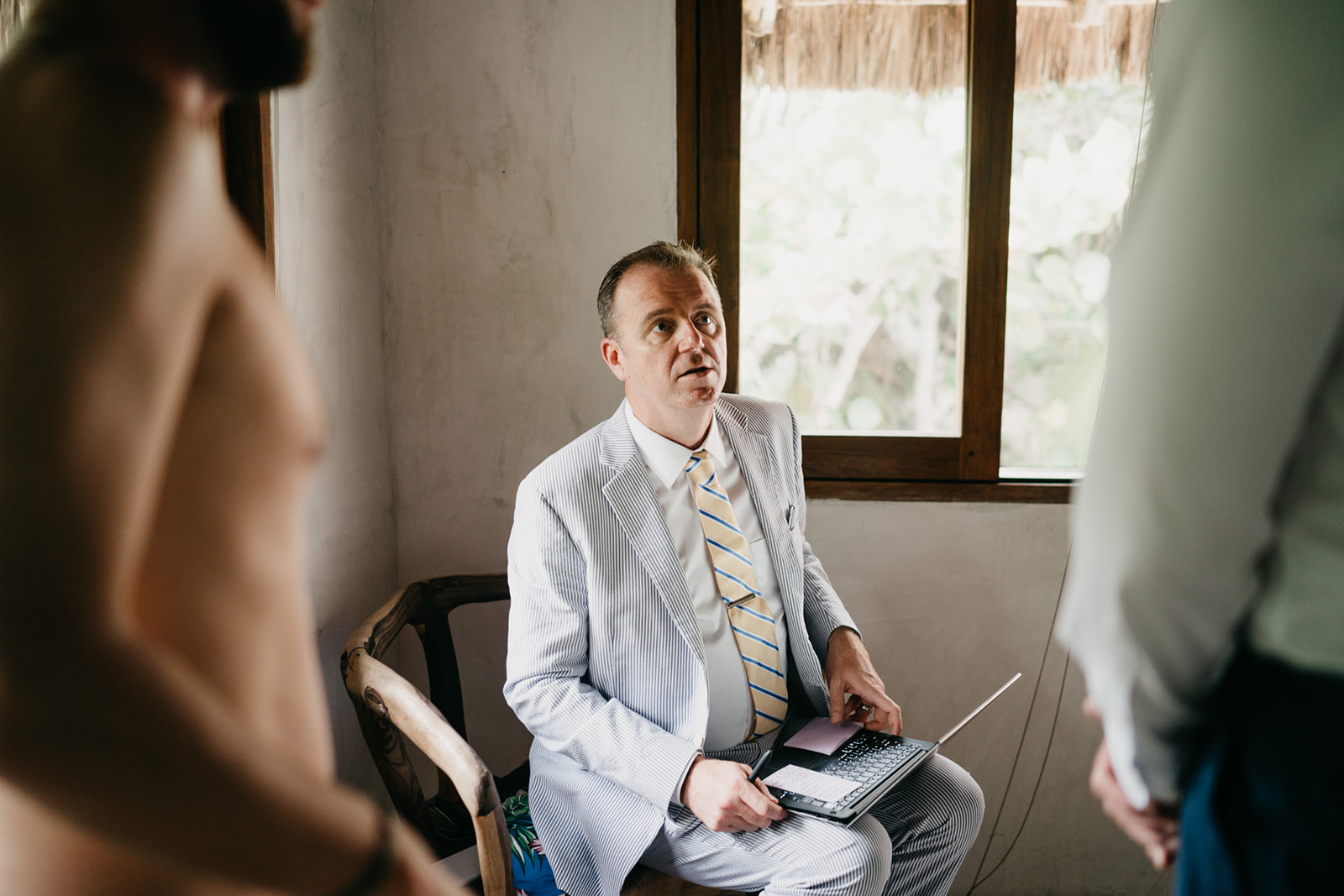 Boda alternativa en Tulum vestido de novia amarillo