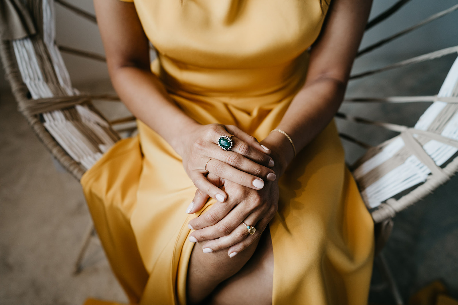 Boda alternativa en Tulum vestido de novia amarillo