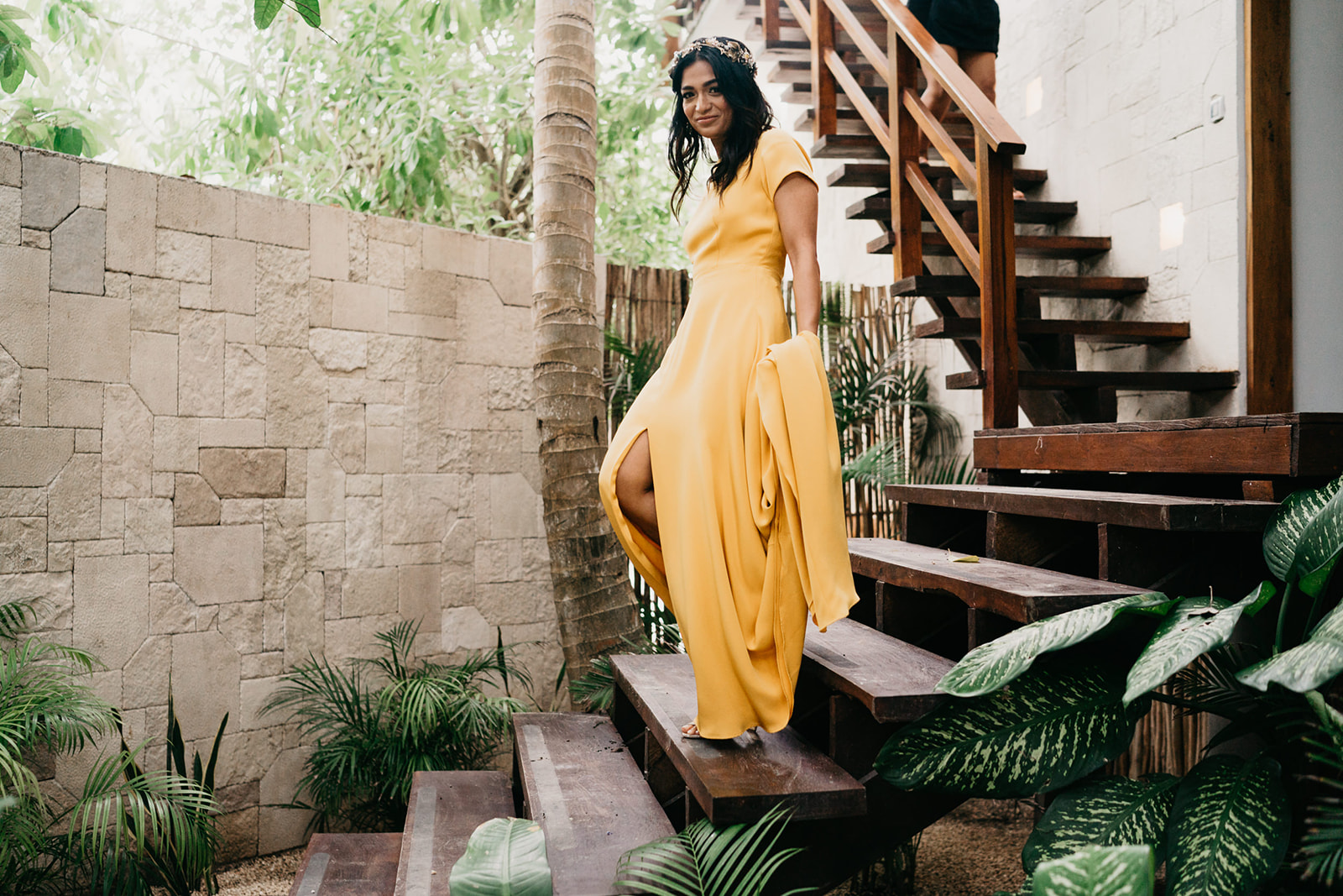 Boda alternativa en Tulum vestido de novia amarillo