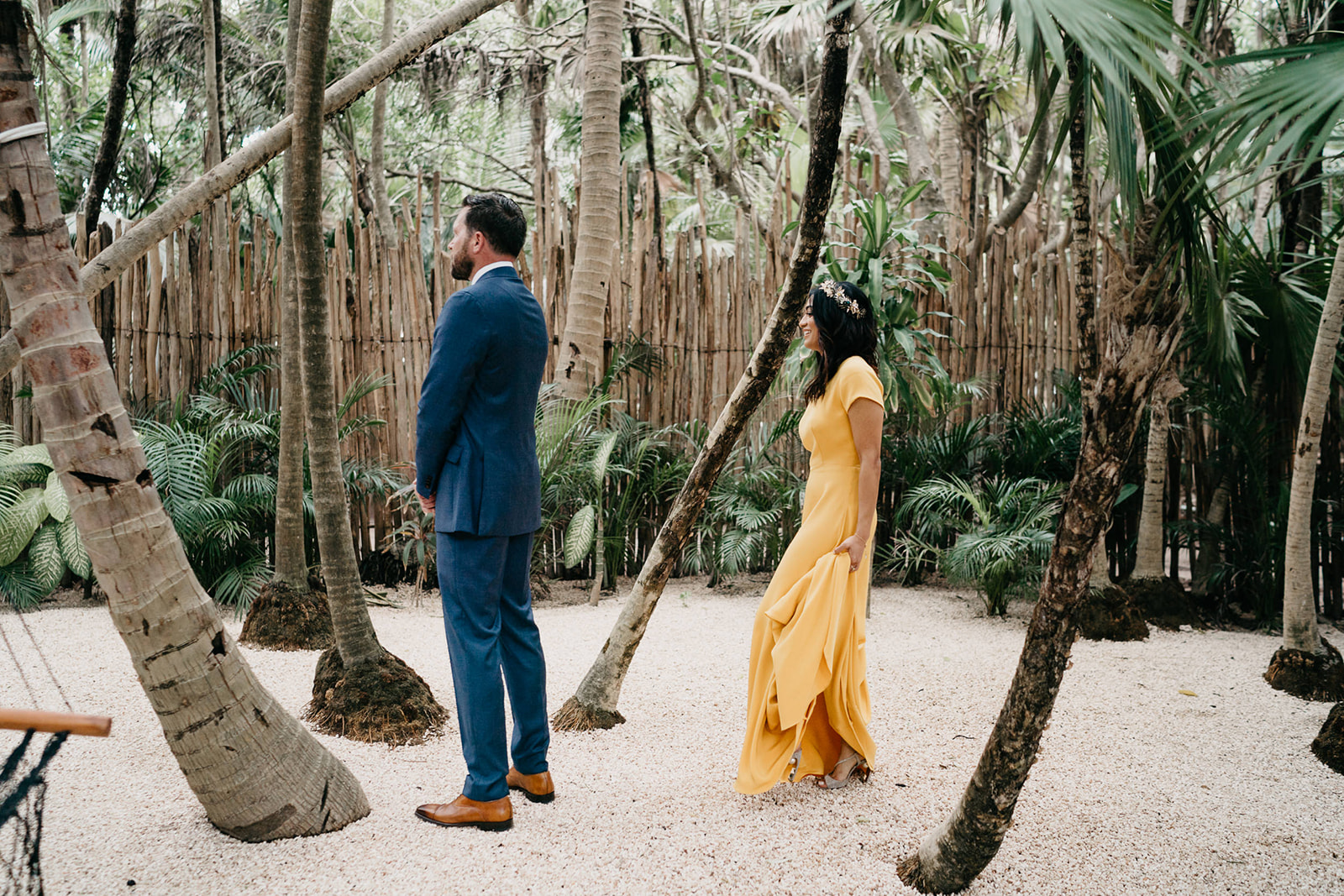 Boda alternativa en Tulum vestido de novia amarillo