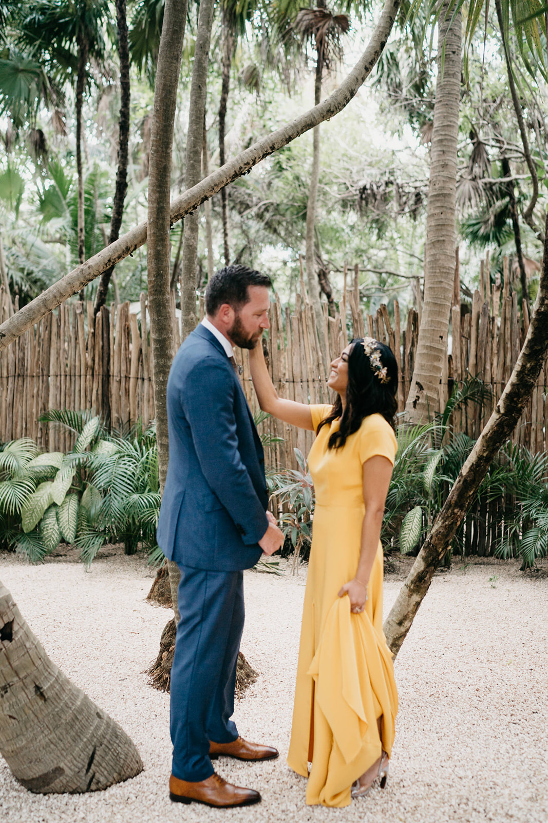 Boda alternativa en Tulum vestido de novia amarillo