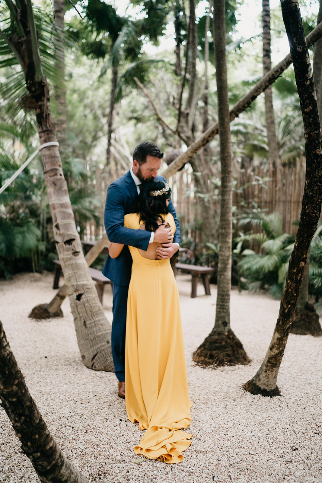 Boda alternativa en Tulum vestido de novia amarillo