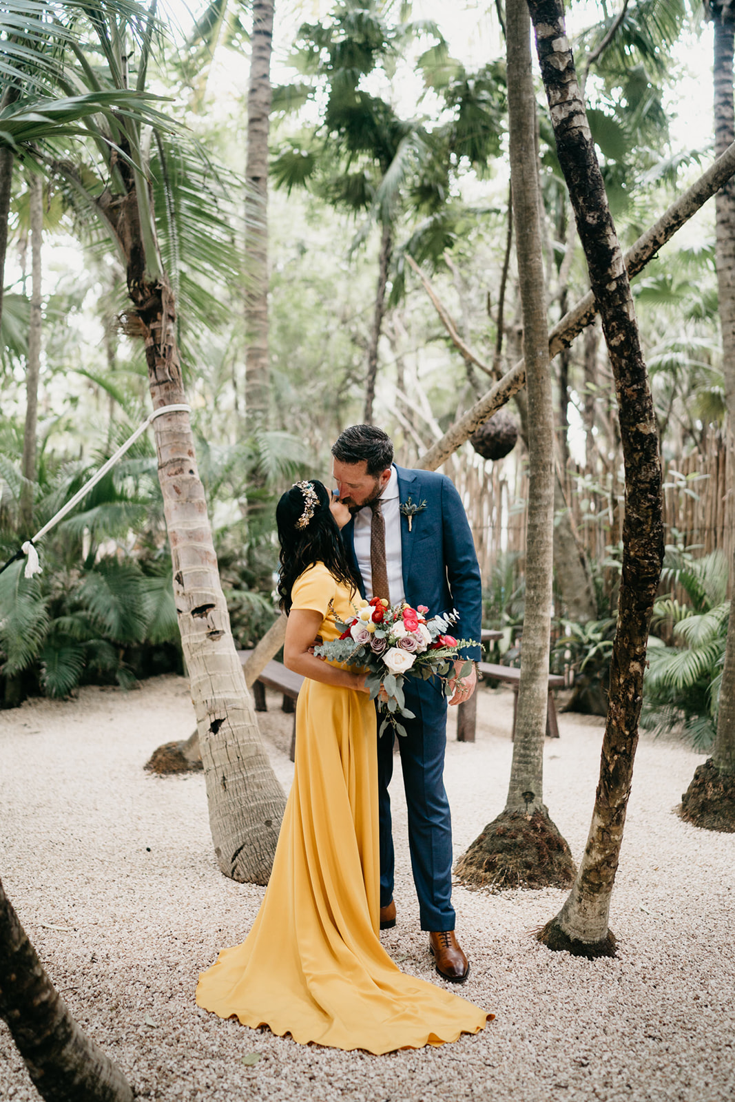 Boda alternativa en Tulum vestido de novia amarillo