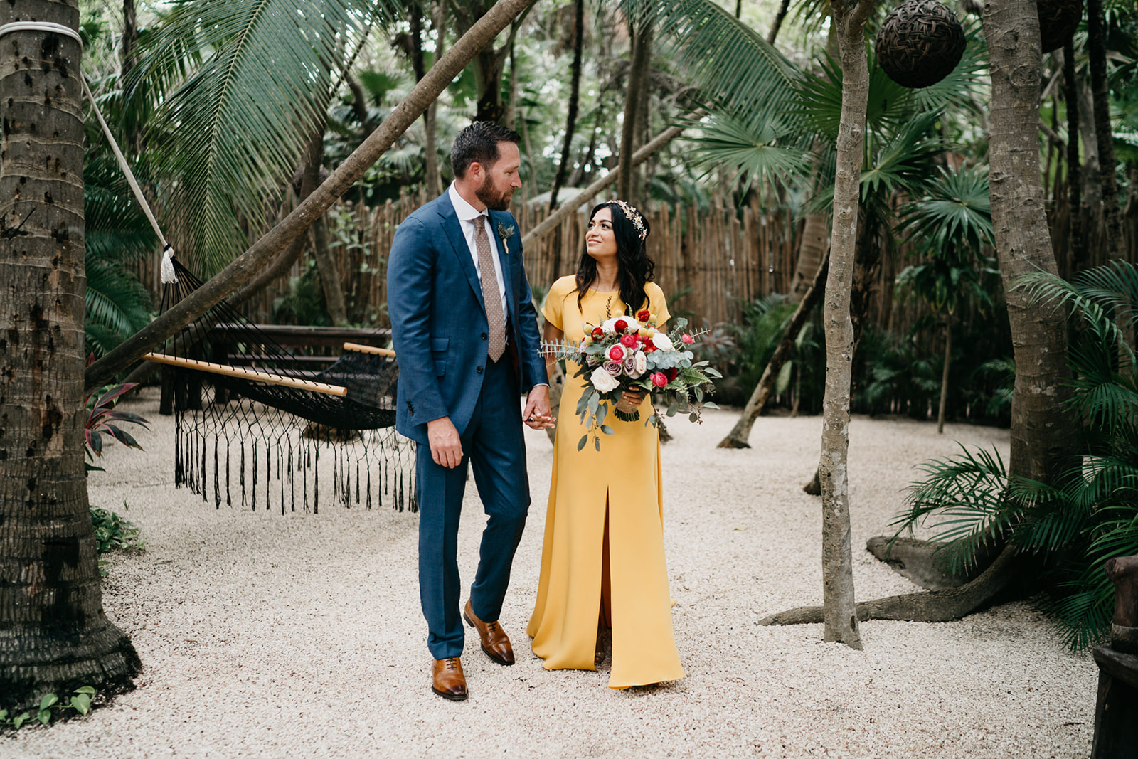 Boda alternativa en Tulum vestido de novia amarillo