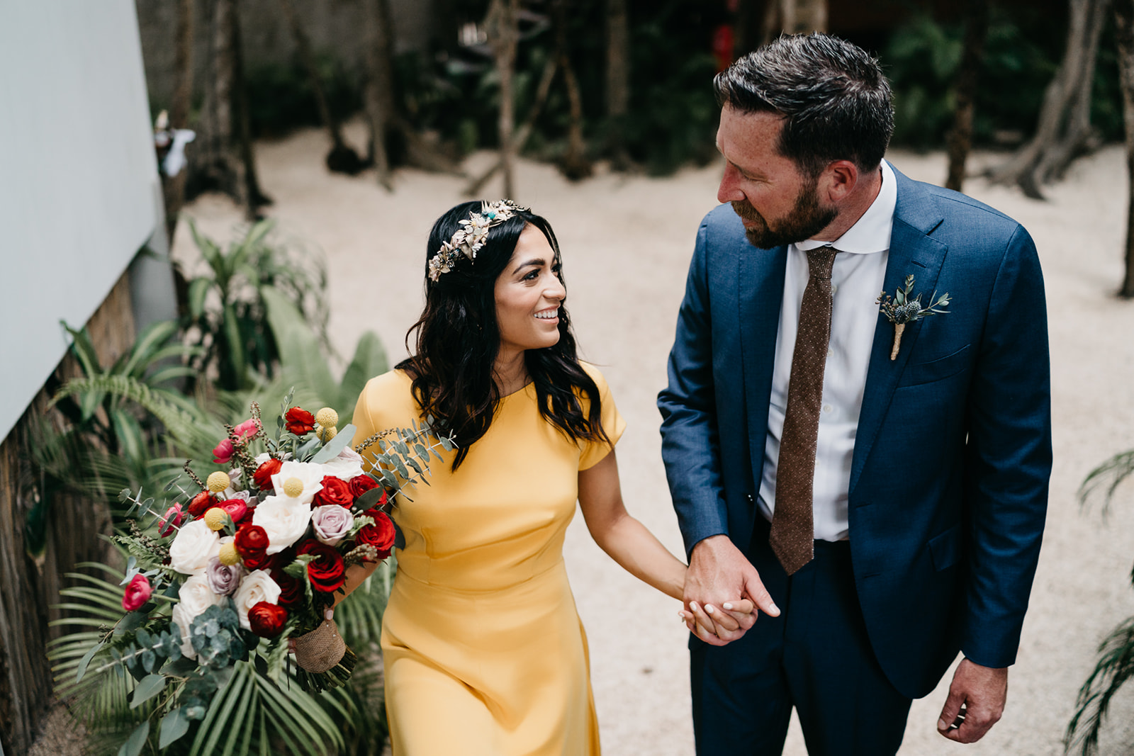 Boda alternativa en Tulum vestido de novia amarillo