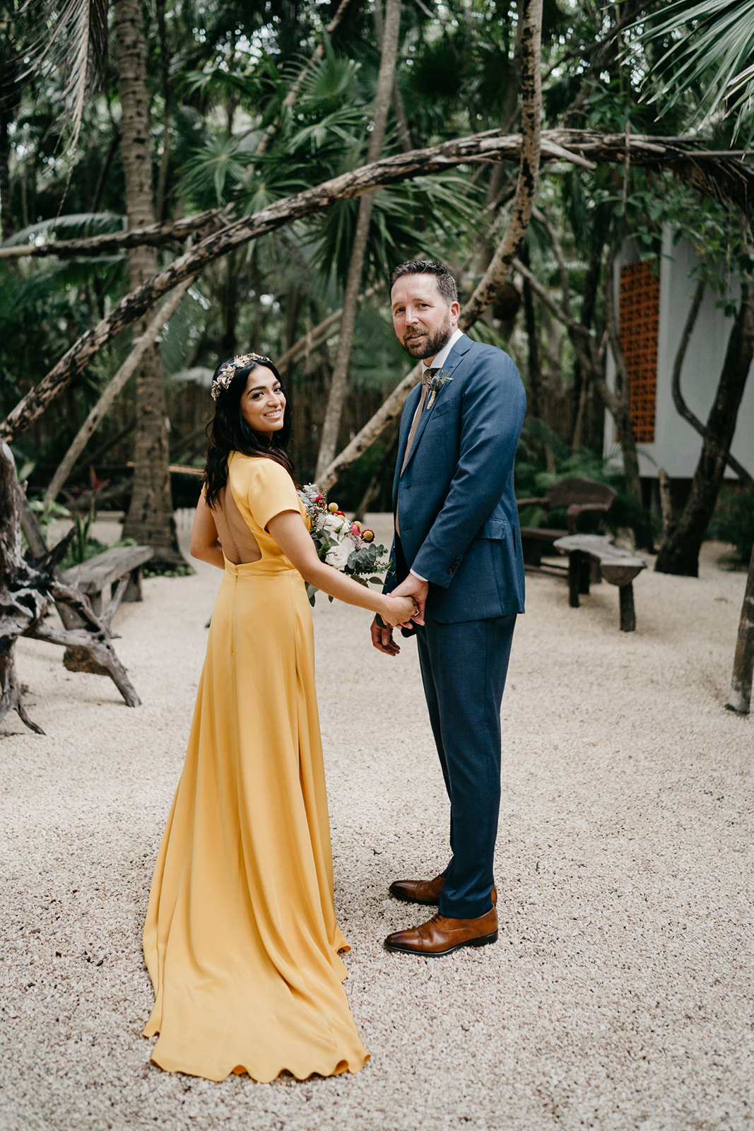 Boda alternativa en Tulum vestido de novia amarillo