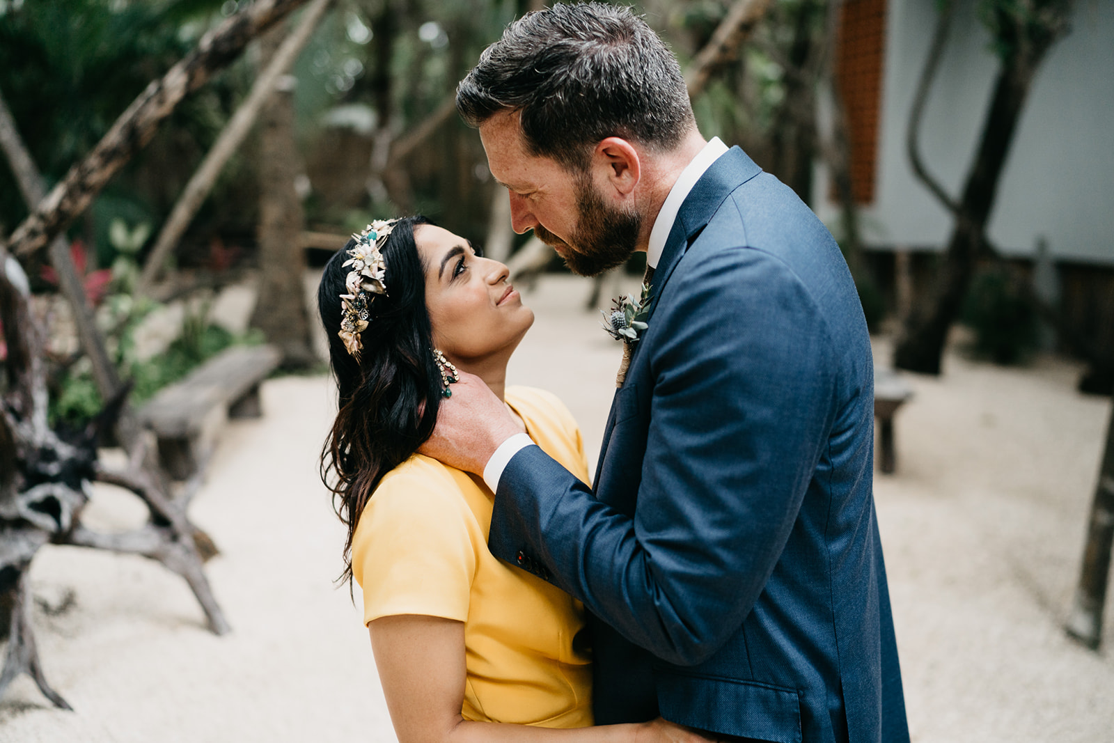 Boda alternativa en Tulum vestido de novia amarillo