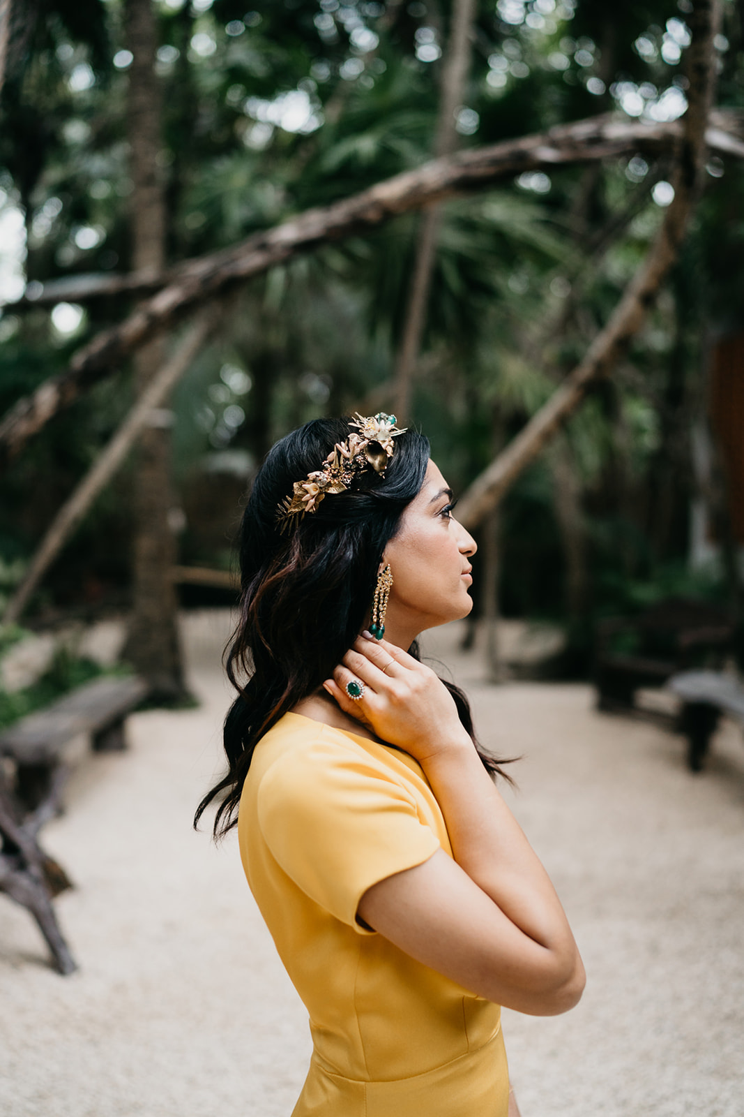 Boda alternativa en Tulum vestido de novia amarillo