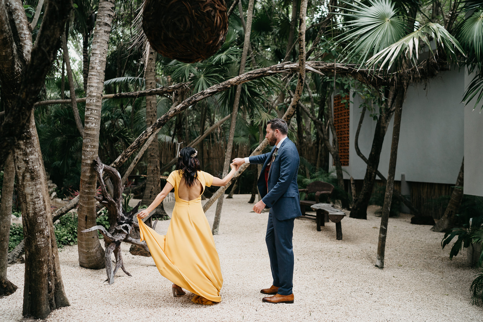 Boda alternativa en Tulum vestido de novia amarillo