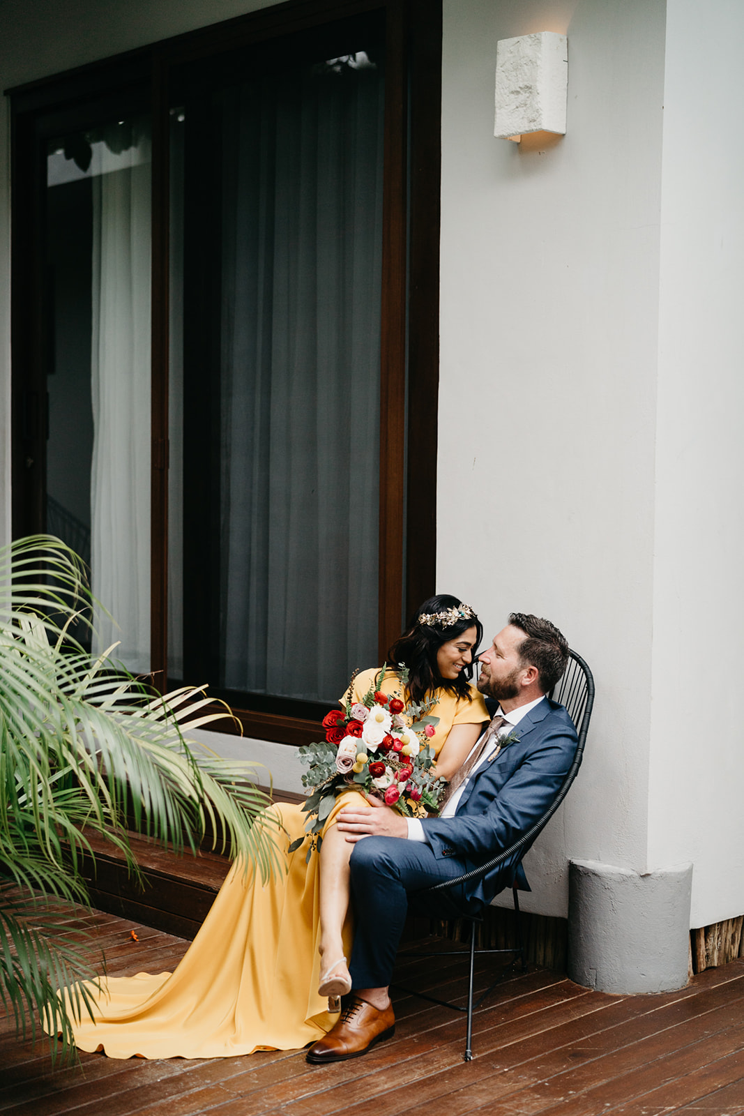 Boda alternativa en Tulum vestido de novia amarillo