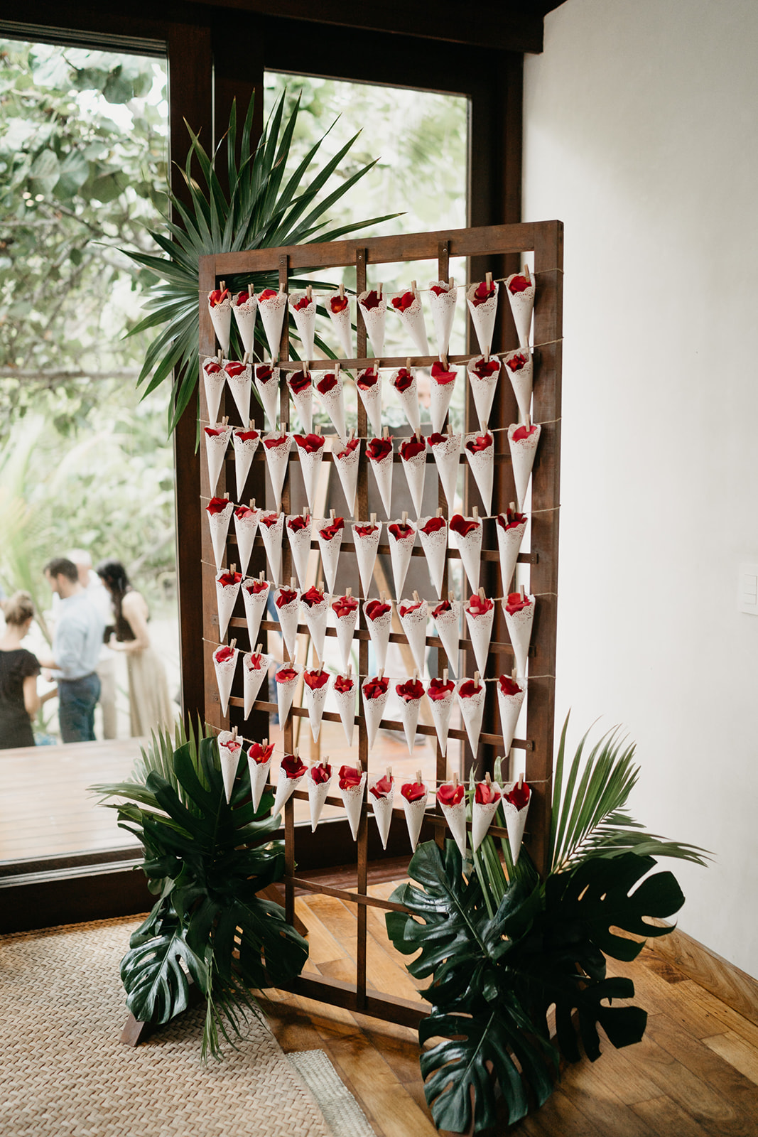 Boda alternativa en Tulum vestido de novia amarillo