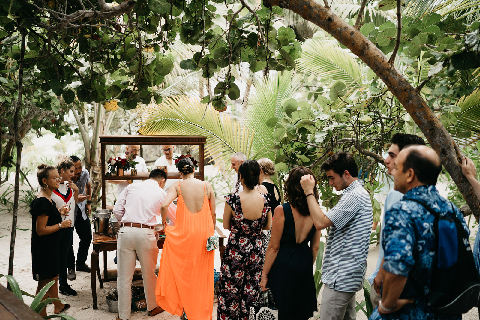 Boda alternativa en Tulum vestido de novia amarillo