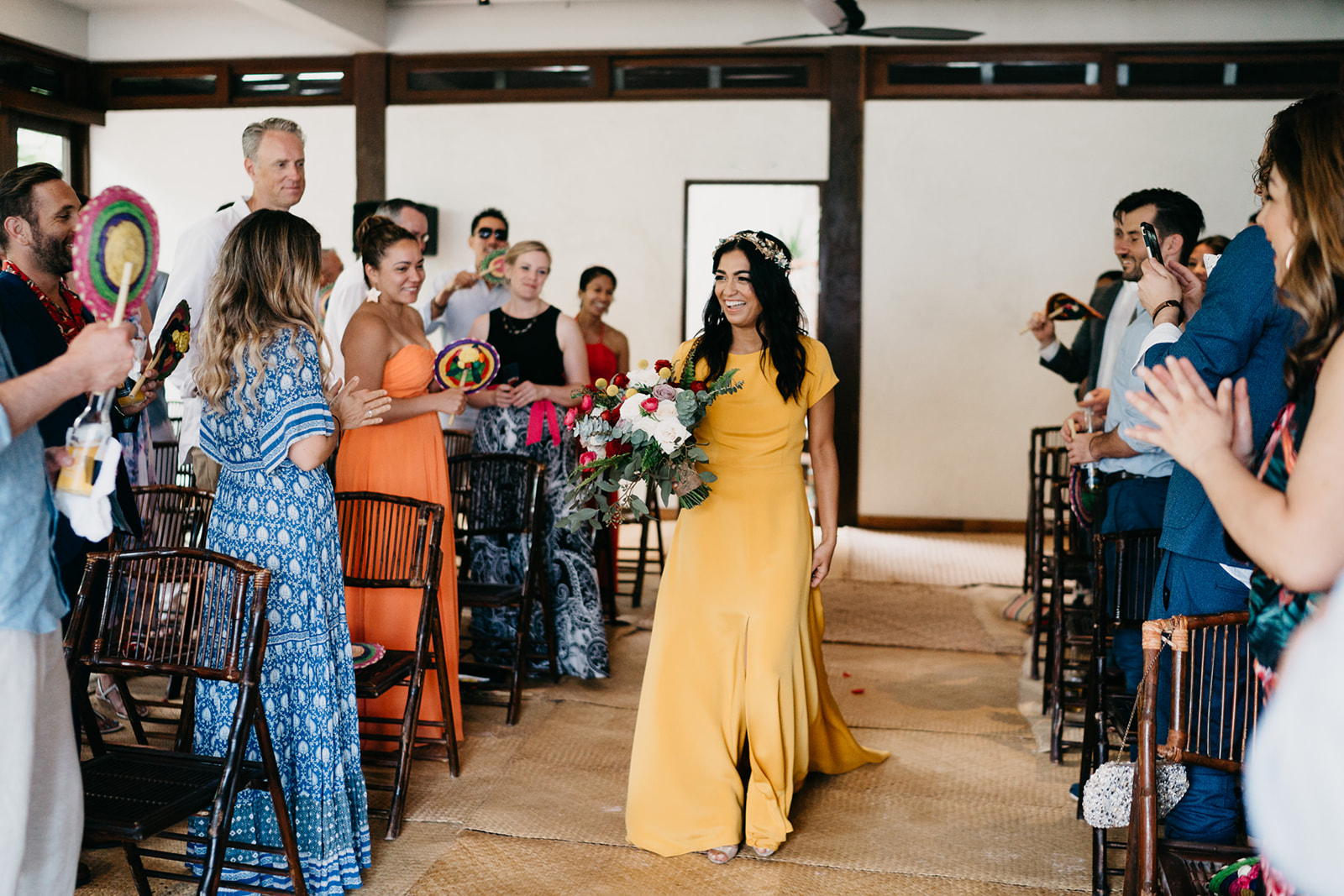 Boda alternativa en Tulum vestido de novia amarillo