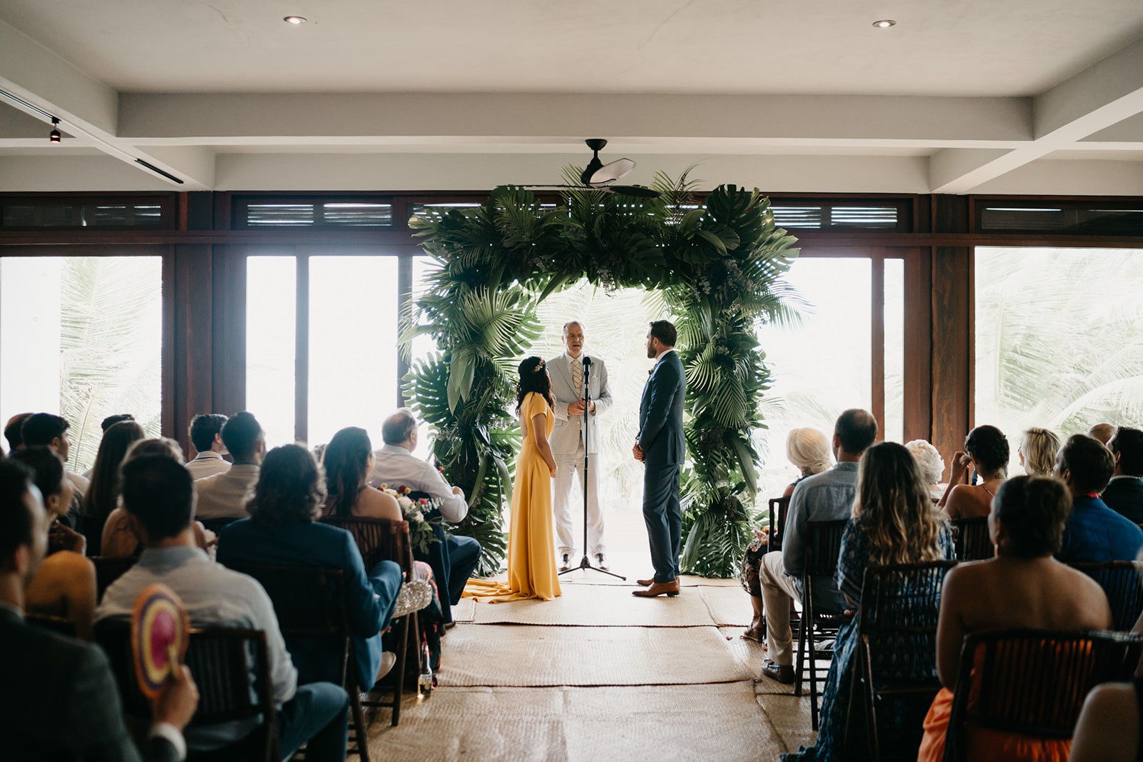 Boda alternativa en Tulum vestido de novia amarillo