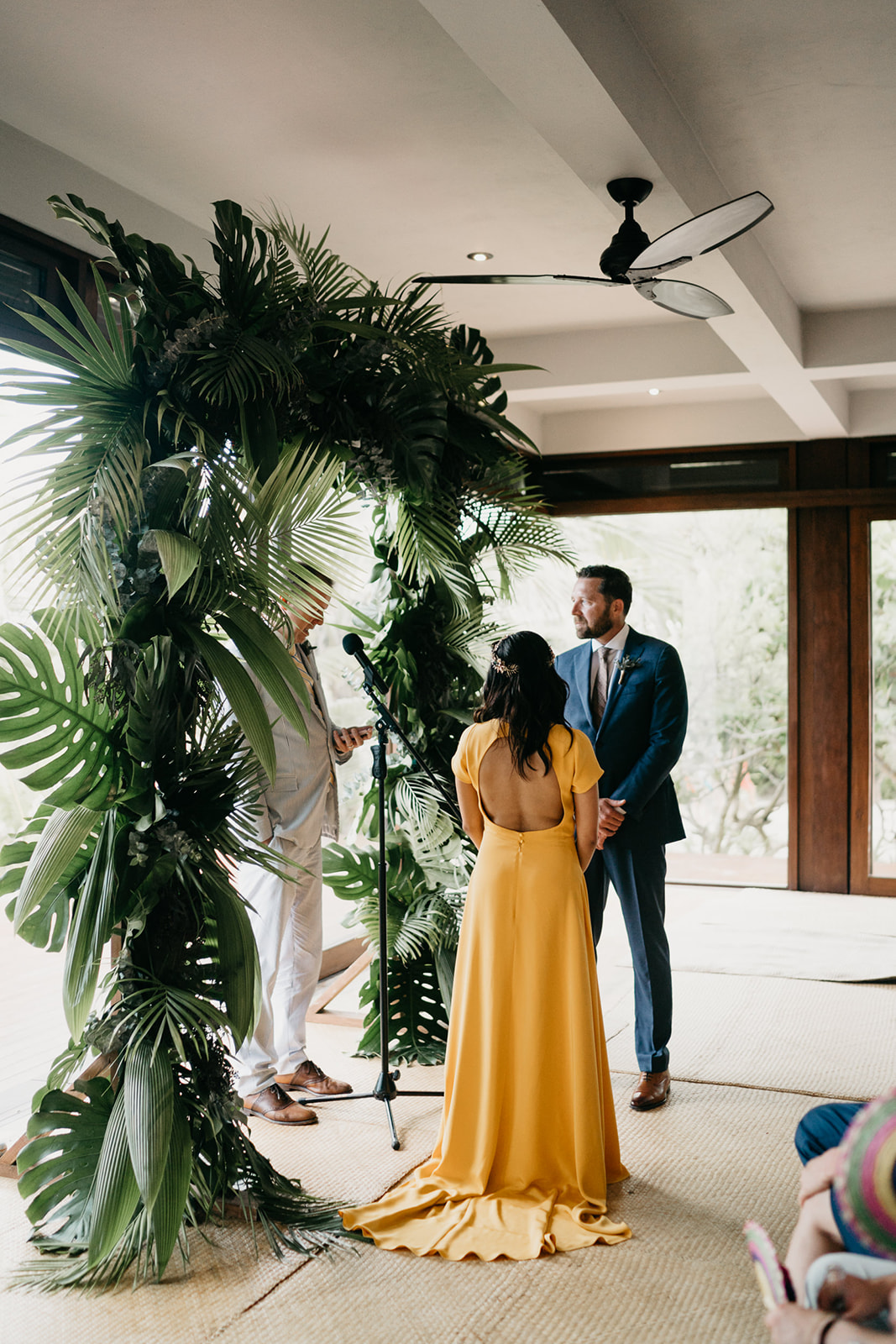 Boda alternativa en Tulum vestido de novia amarillo