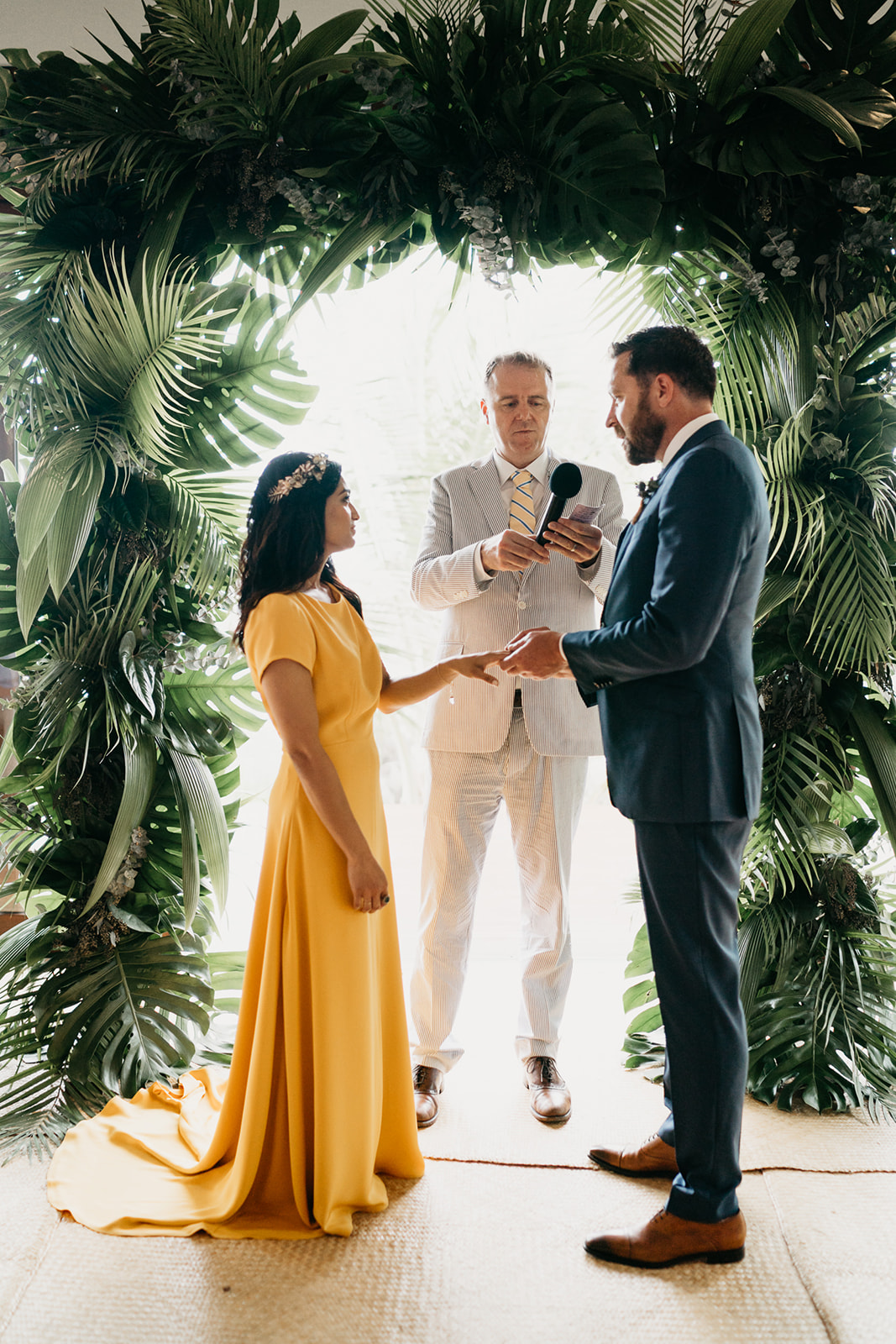 Boda alternativa en Tulum vestido de novia amarillo