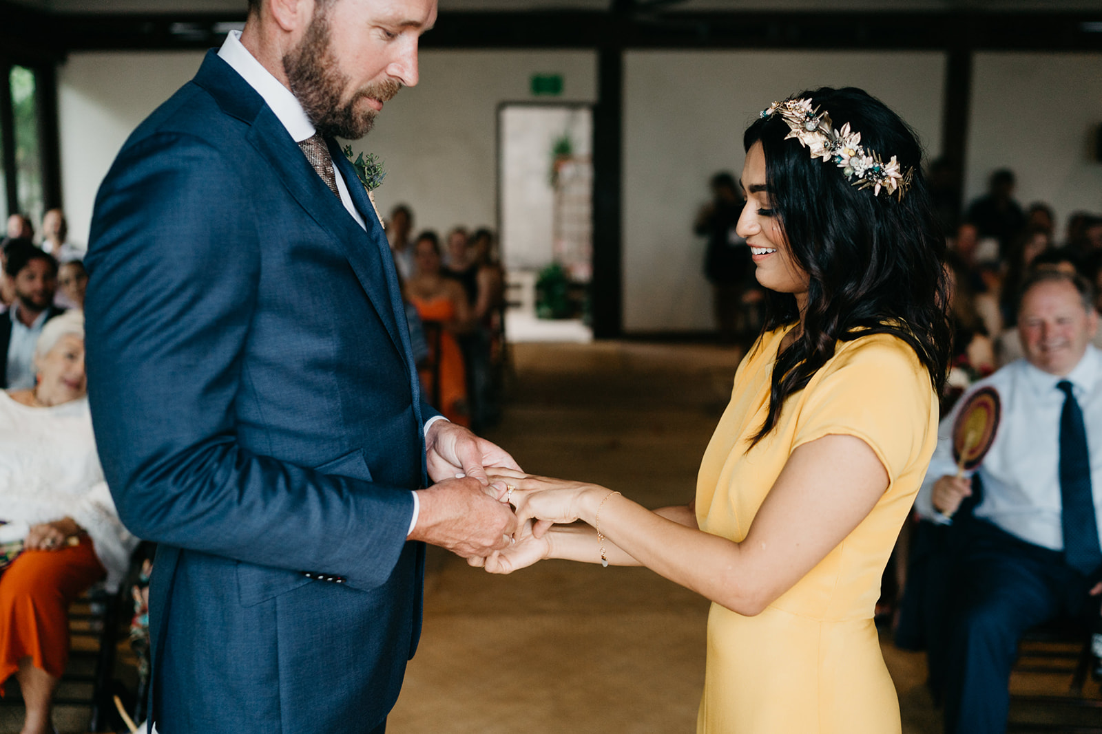 Boda alternativa en Tulum vestido de novia amarillo