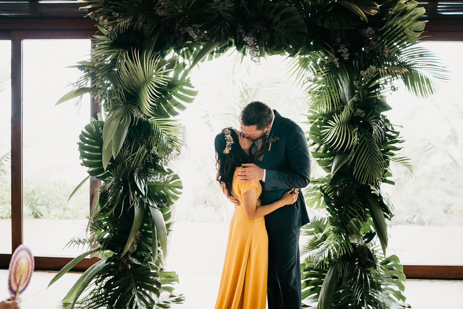 Boda alternativa en Tulum vestido de novia amarillo