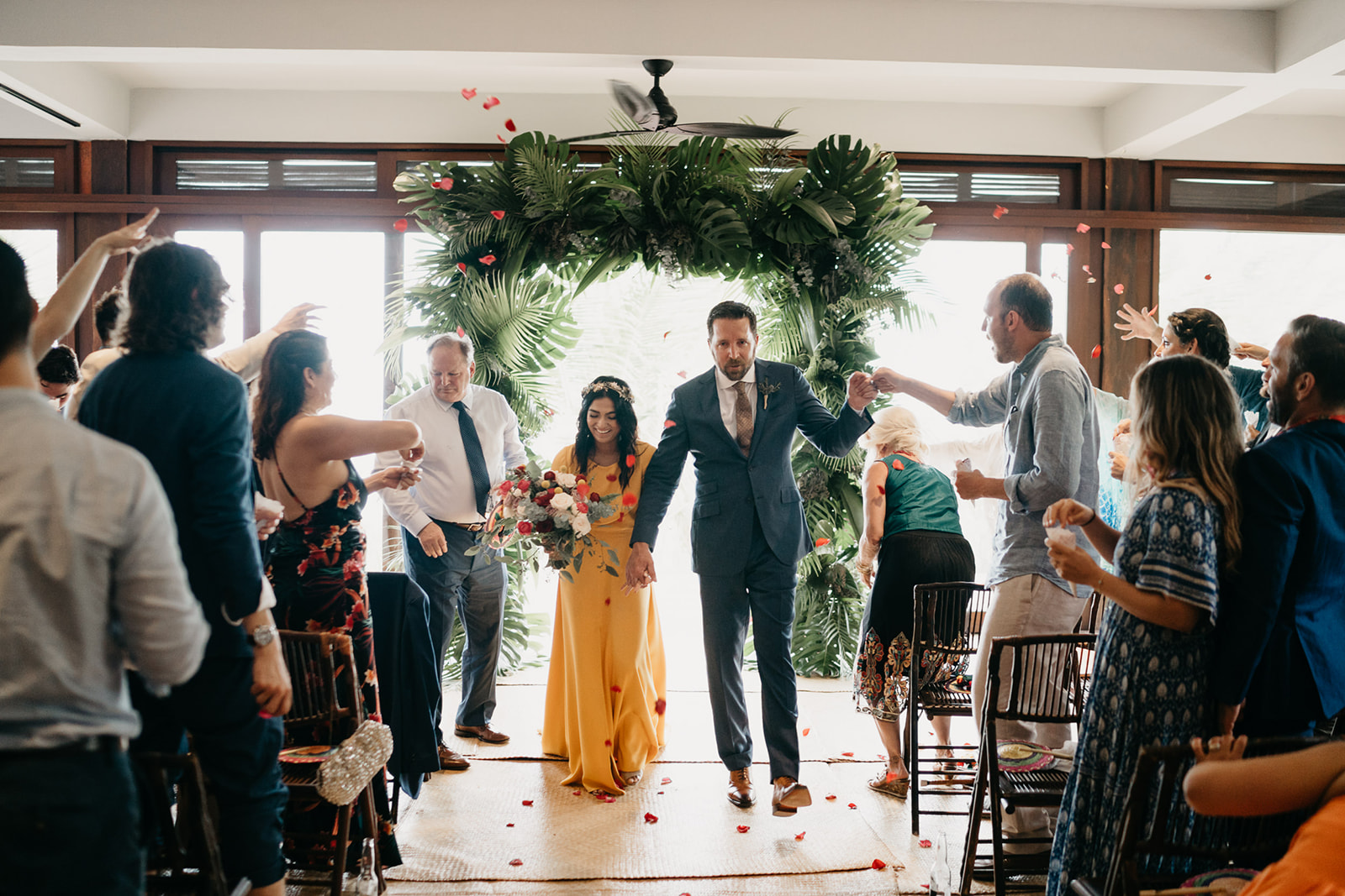 Boda alternativa en Tulum vestido de novia amarillo