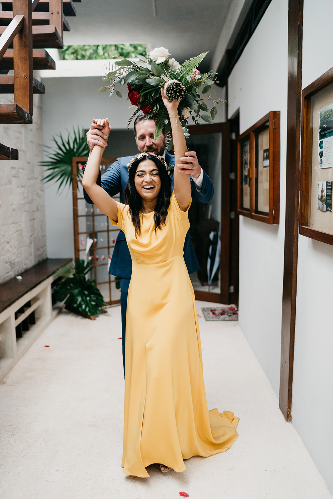 Boda alternativa en Tulum vestido de novia amarillo