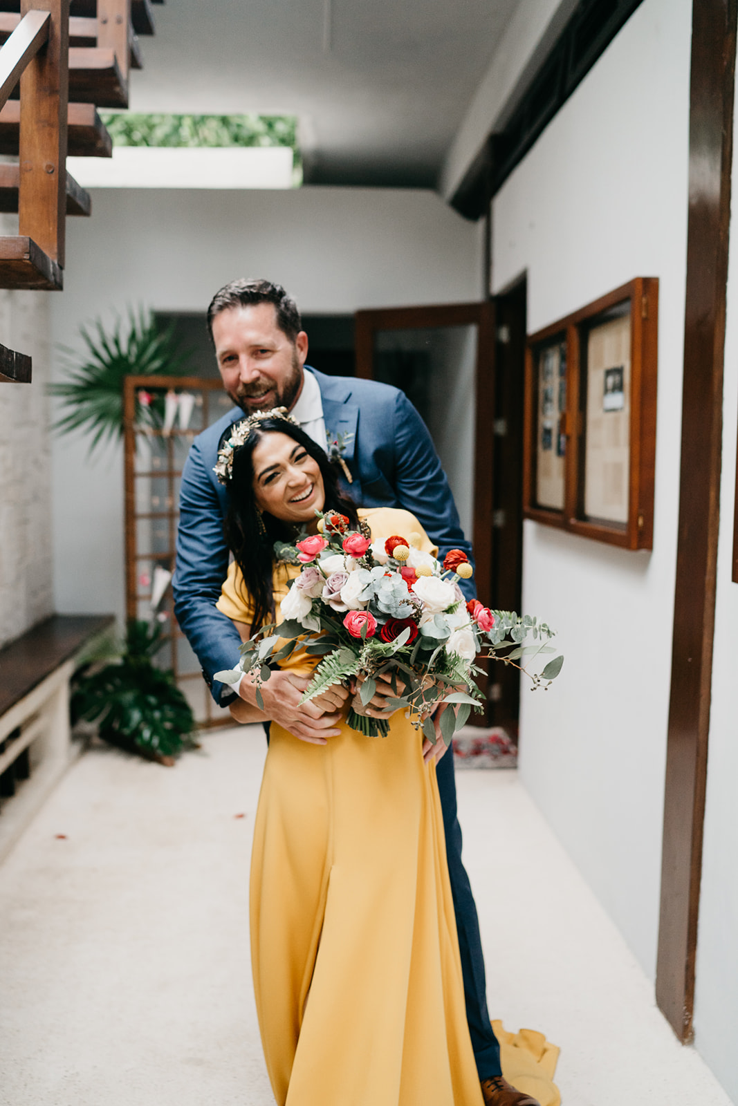 Boda alternativa en Tulum vestido de novia amarillo