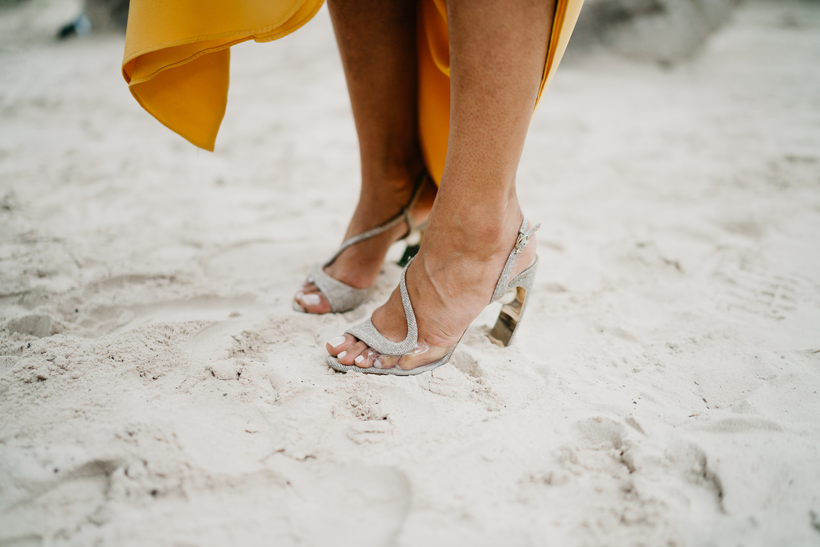 Boda alternativa en Tulum vestido de novia amarillo