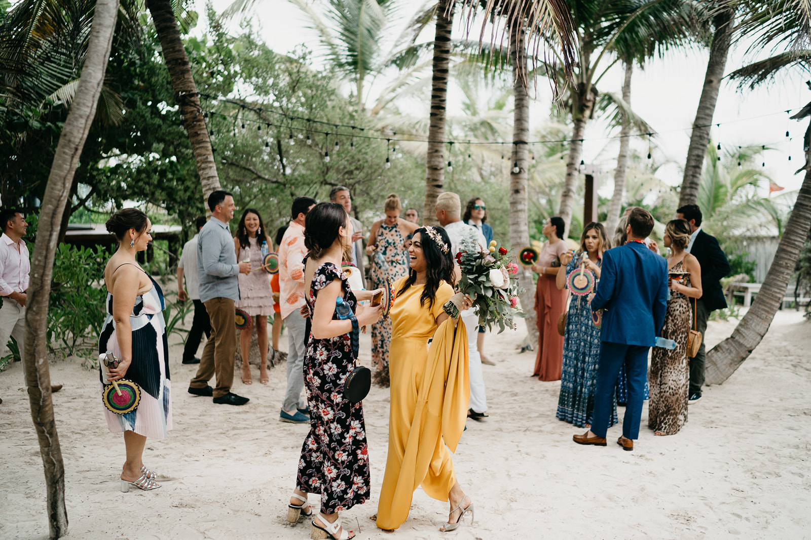 Boda alternativa en Tulum vestido de novia amarillo