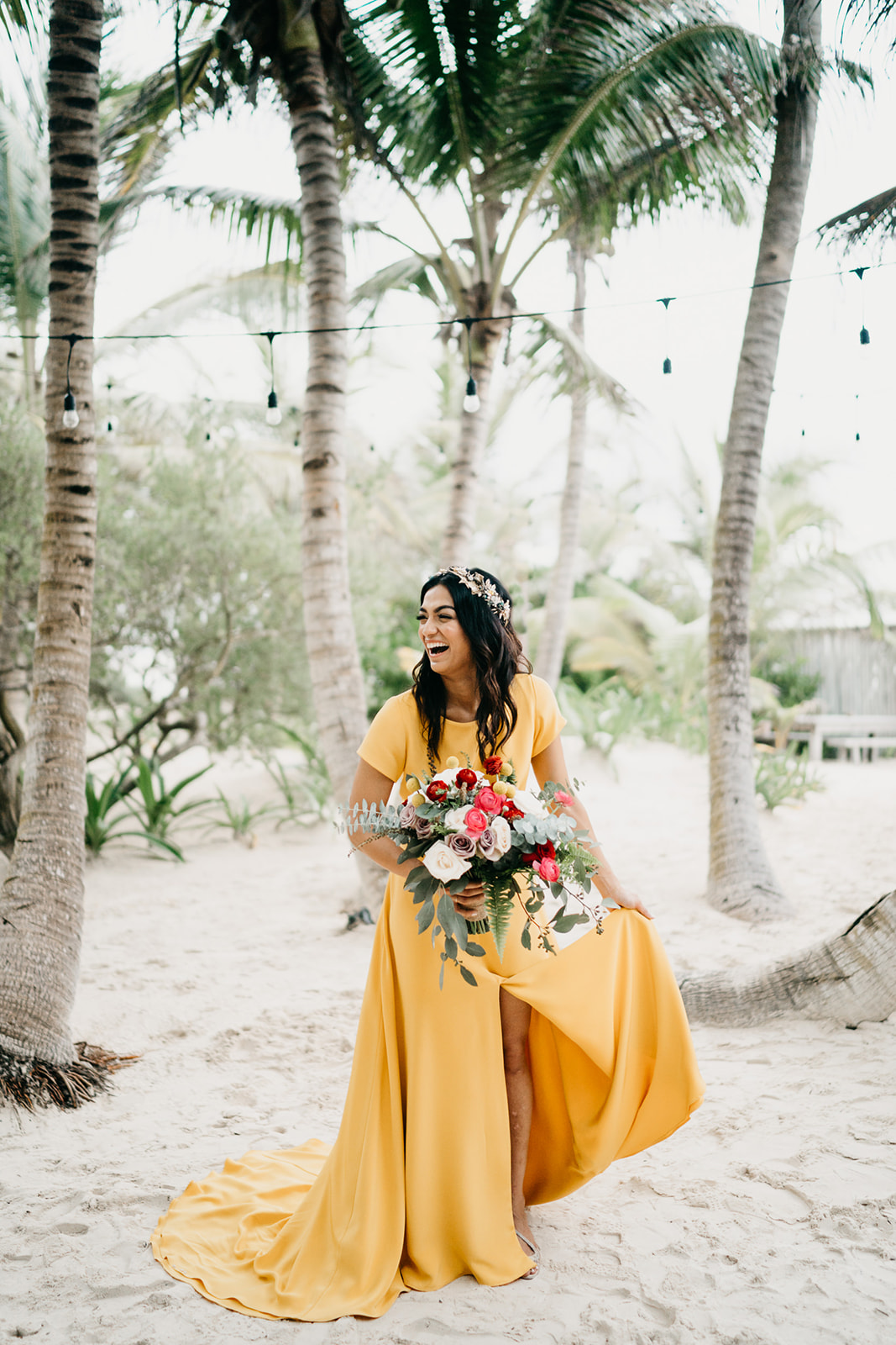 Boda alternativa en Tulum vestido de novia amarillo