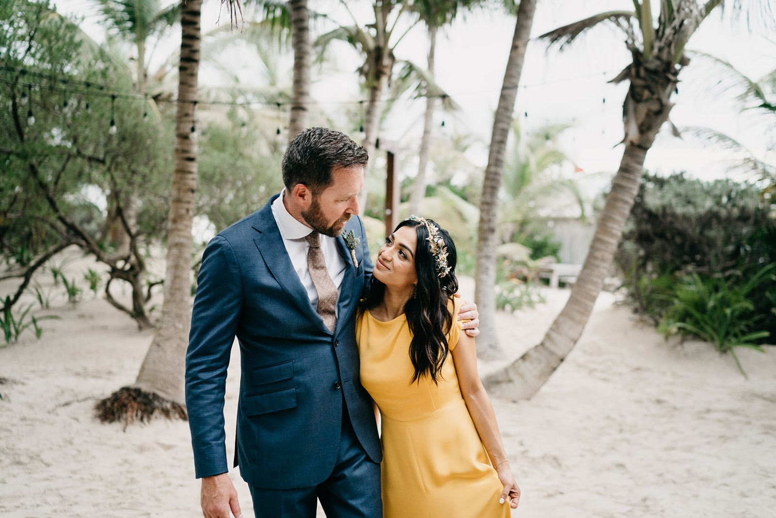 Boda alternativa en Tulum vestido de novia amarillo