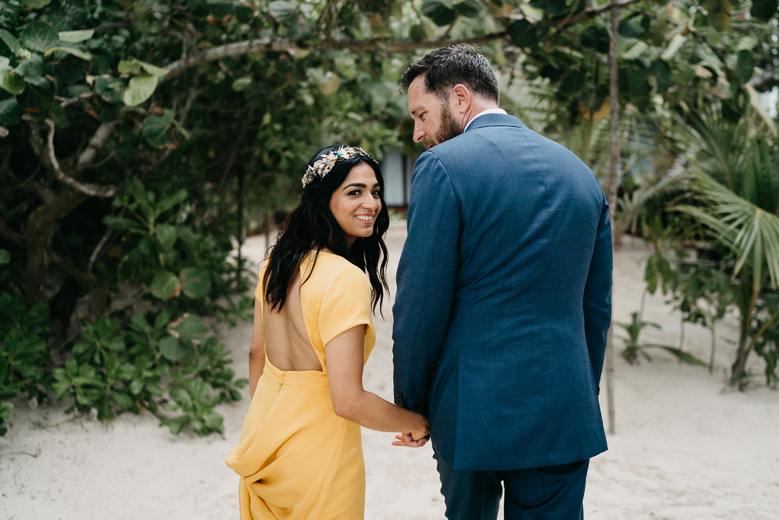 Boda alternativa en Tulum vestido de novia amarillo