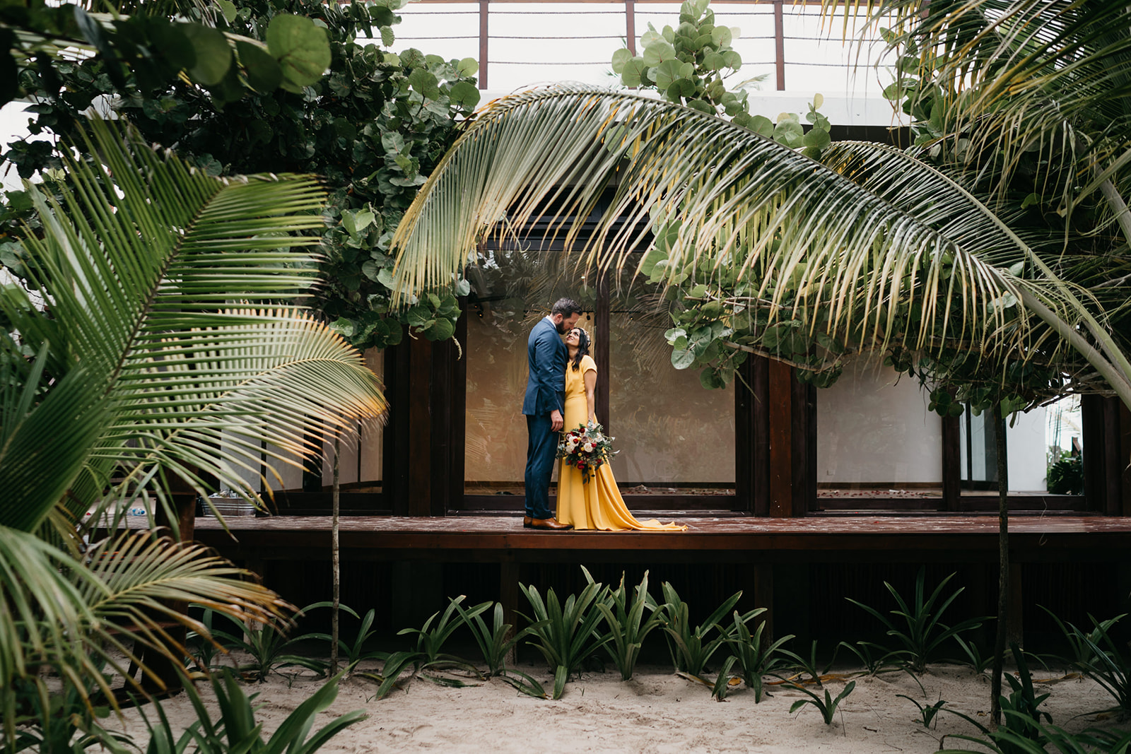 Boda alternativa en Tulum vestido de novia amarillo