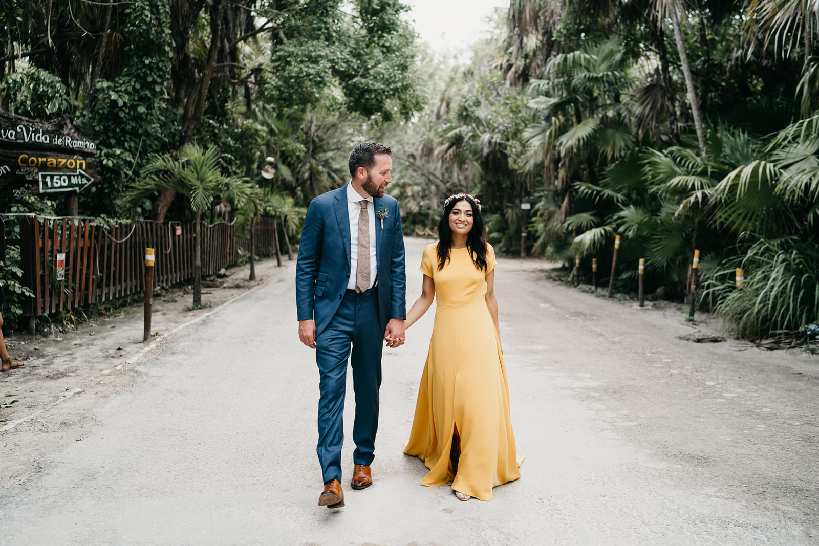 Boda alternativa en Tulum vestido de novia amarillo