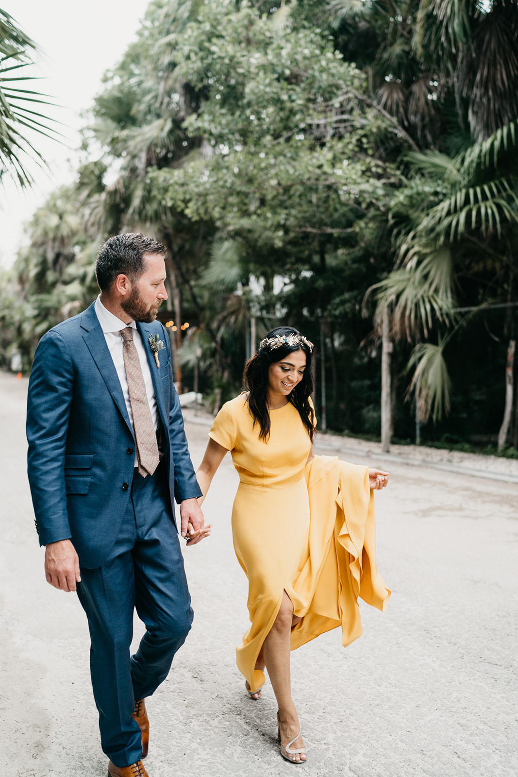 Boda alternativa en Tulum vestido de novia amarillo