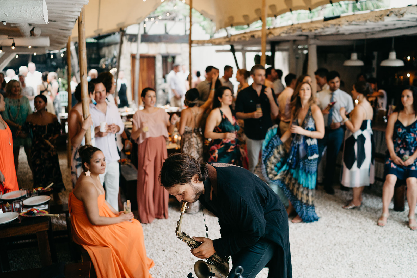 Boda alternativa en Tulum vestido de novia amarillo