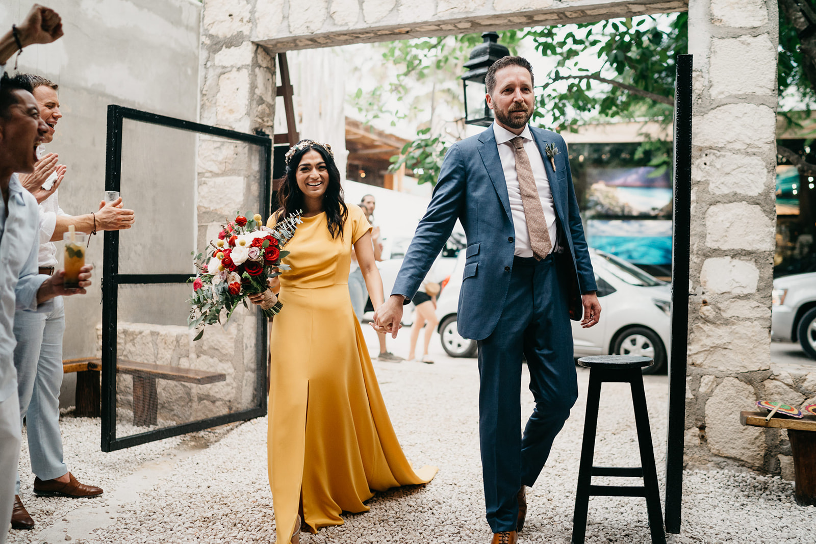 Boda alternativa en Tulum vestido de novia amarillo