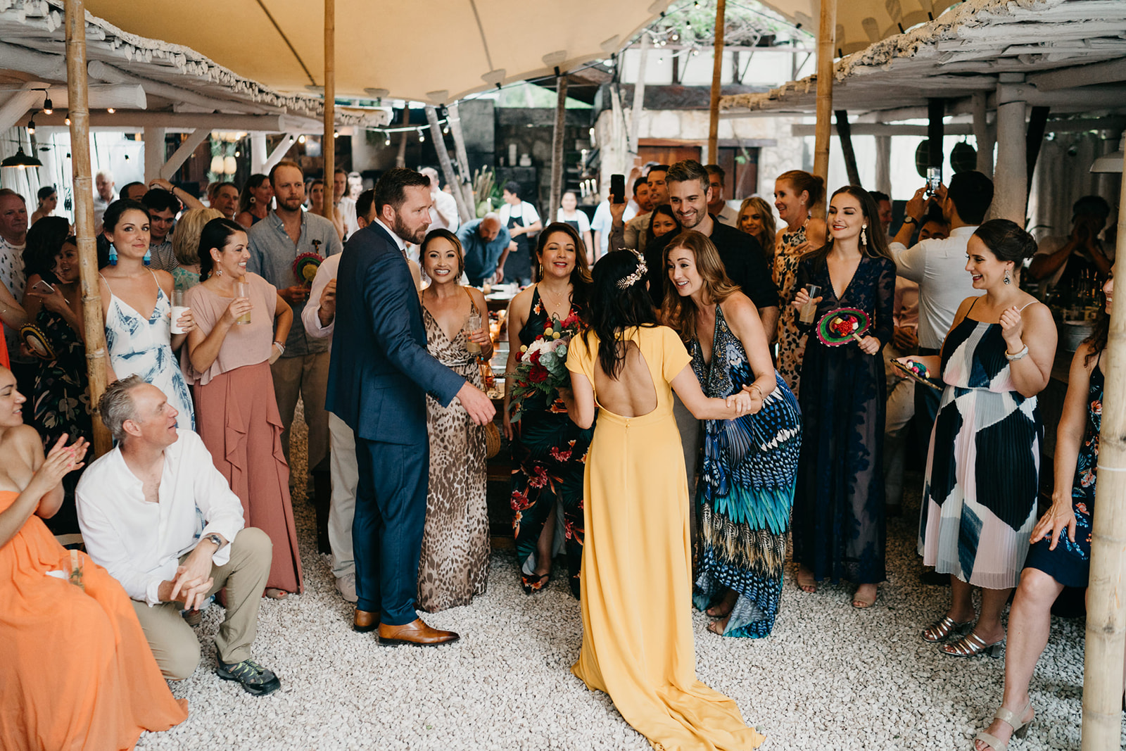 Boda alternativa en Tulum vestido de novia amarillo