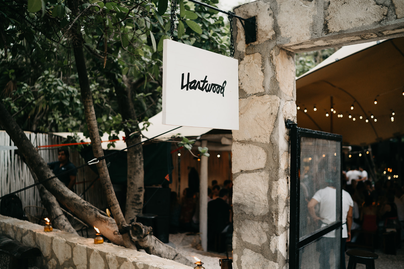 Boda alternativa en Tulum vestido de novia amarillo