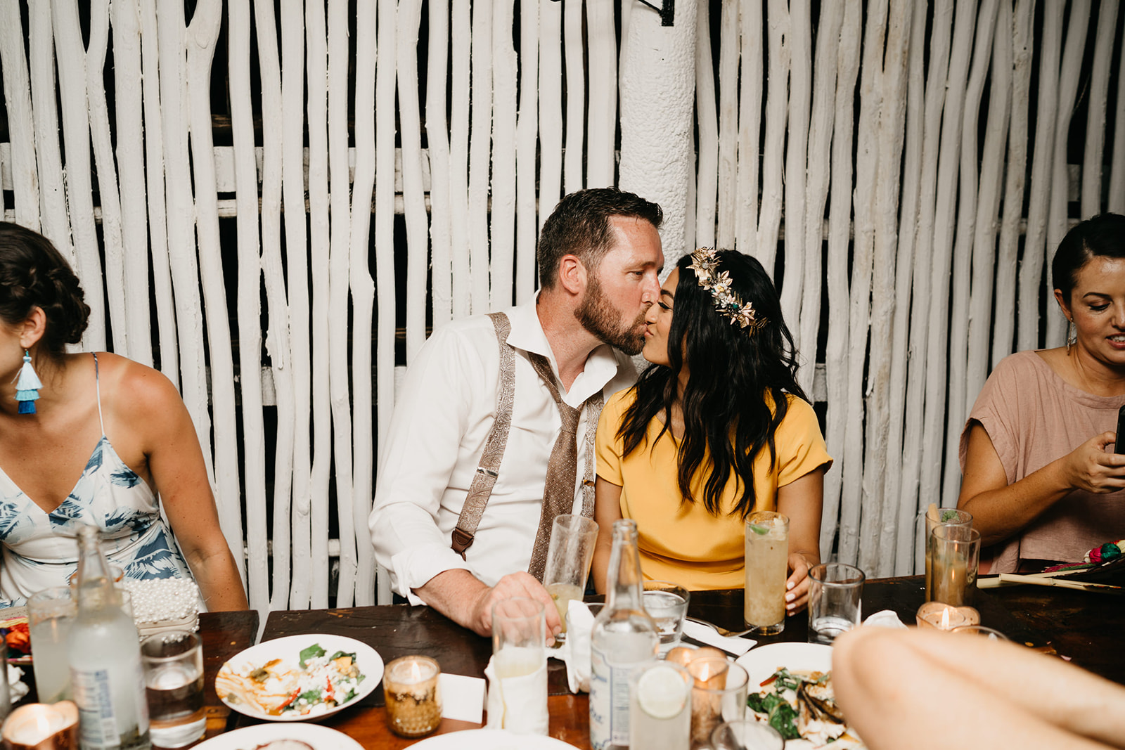 Boda alternativa en Tulum vestido de novia amarillo